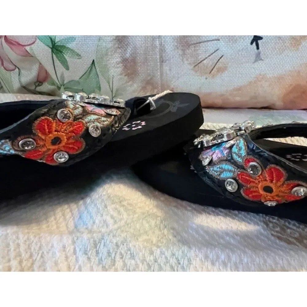 NWOT MONTANA WEST GIRLS SIZE S/M 12-13 RHINESTONE FLIP FLOPS
